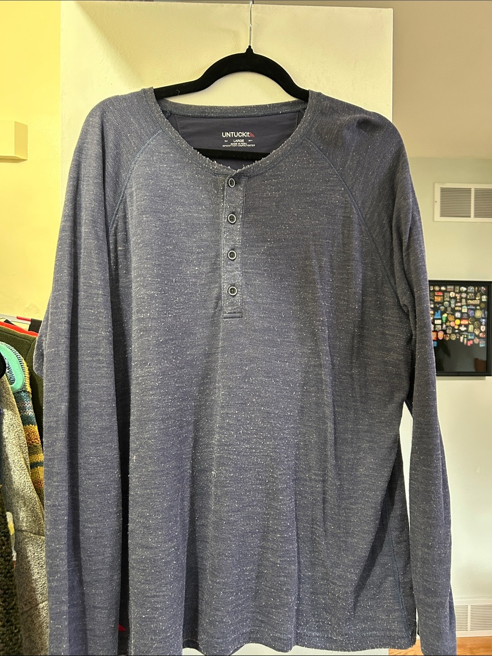 UNTUCKit Men's Long-Sleeve Henley in Heather Navy Blue